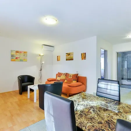 Lojan Apartment *