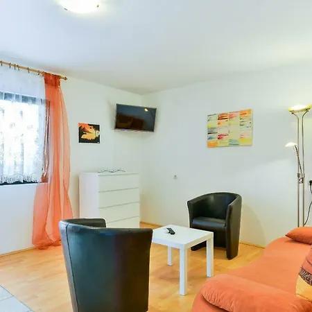 Lojan Apartment *