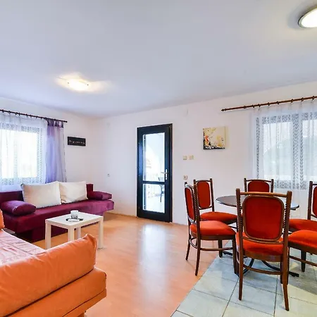 Lojan Apartment *